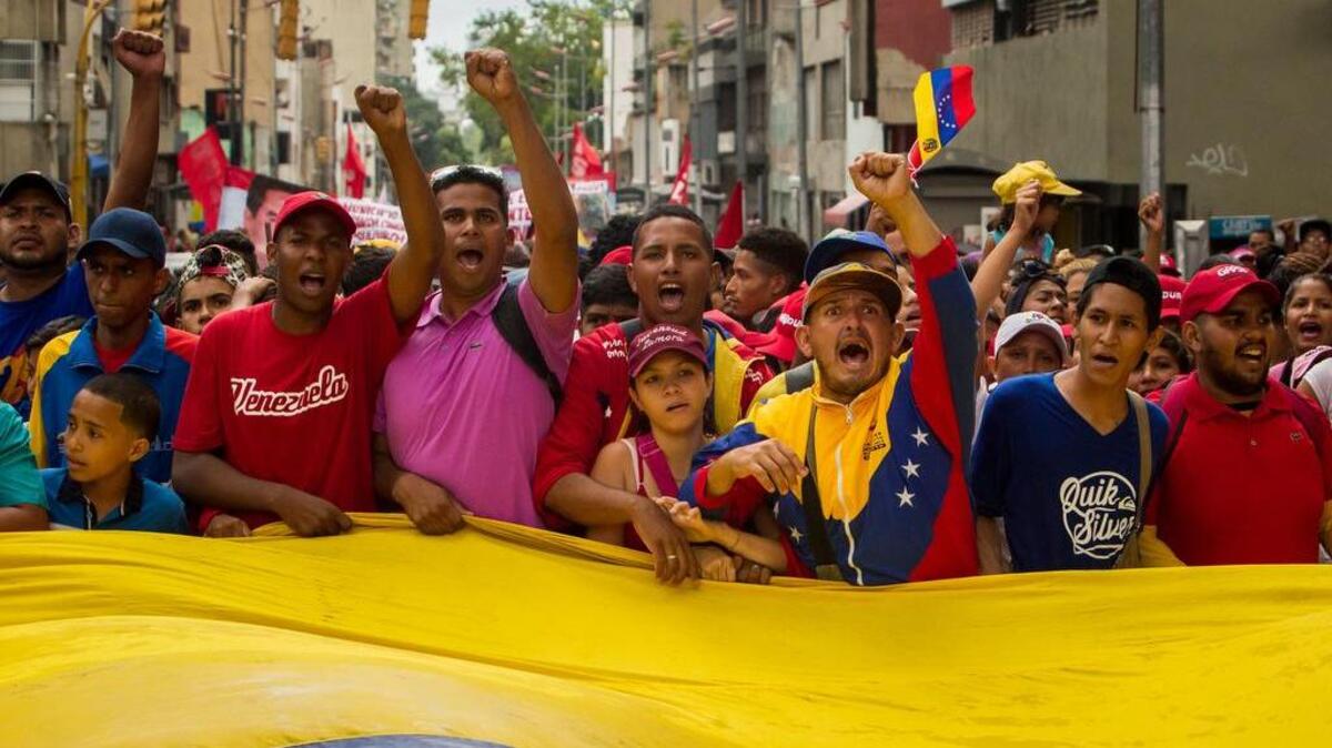 Un grupo de personas adeptas al chavismo participa en una manifestación el 12 de agosto de 2016, en la ciudad de Caracas (Venezuela).