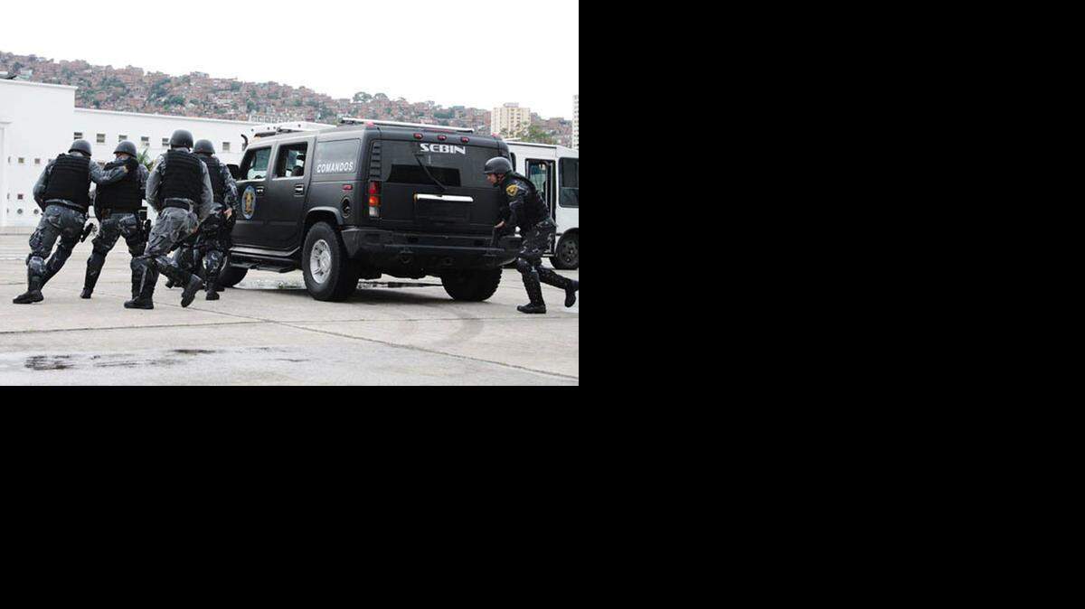
Agentes del Servicio Bolivariano de Inteligencia venezolano (SEBIN), adonde fueron trasladados los disidentes Lorent Gómez Saleh y Gabriel Valles Sguerzi, expulsados de Colombia. 
