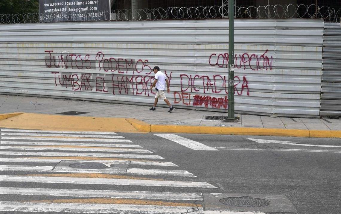 Un hombre pasa frente a un mural contra el gobierno del presidente Nicolás Maduro en Caracas, Venezuela, el 3 de enero de 2018.