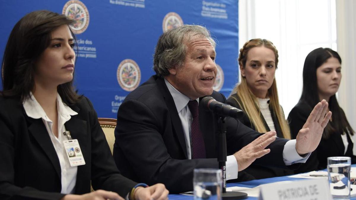 Luis Almagro (centro), secretario general de la OEA, en una conferencia de prensa este lunes en la sede de la organización, en Washington.