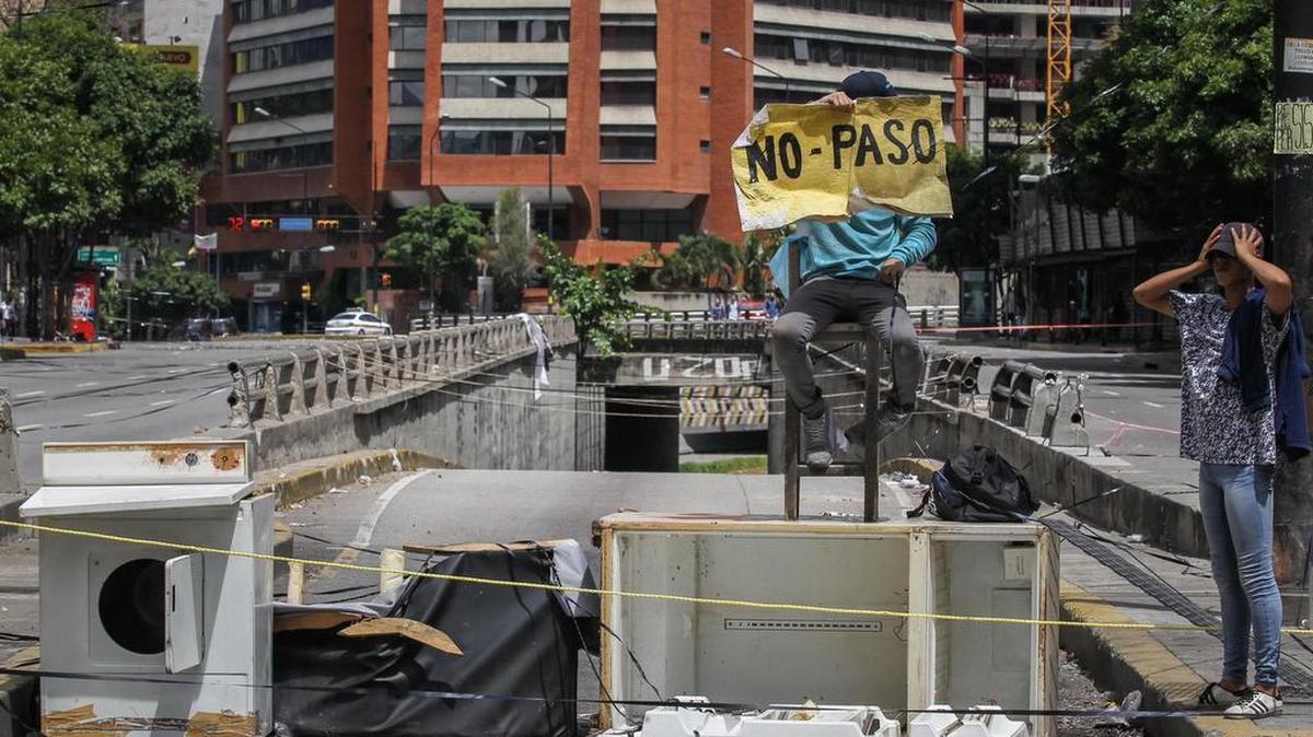 Opositores bloquean una vía en manifestación contra el gobierno del presidente Nicolás Maduro el sábado 29 de julio de 2017, en Caracas, Venezuela.
