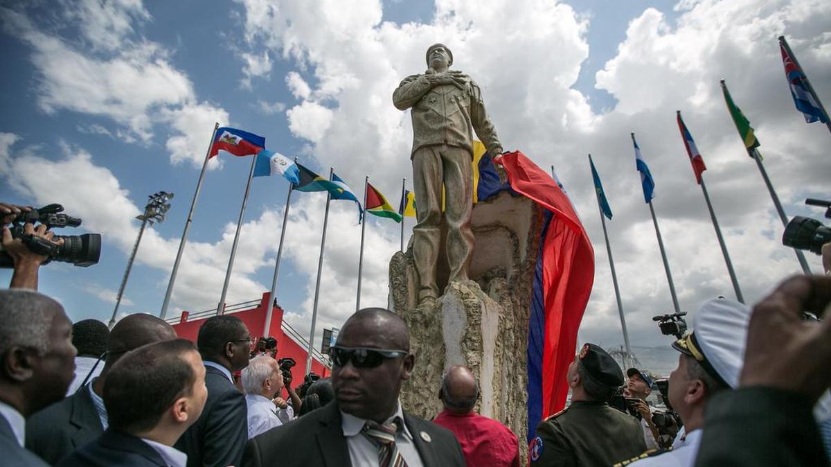 El vicepresidente de Venezuela Aristobulo Isturiz (c) desvela una estatua del fallecido presidente venezolano Hugo Chávez hoy, jueves 31 de marzo de 2016, en Puerto Príncipe (Haití).