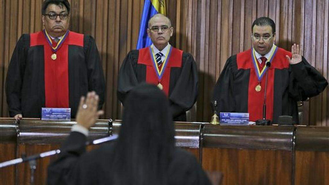 Los jueces del Tribunal Supremo de Justicia Calixto Ortega, izquierda, Arcadio Delgado y Juan José Mendoza, toman juramento a la nueva vice fiscal general Katherine Harrington en Caracas, el martes 4 de julio de 2017.