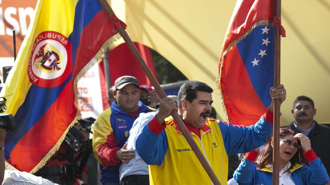 
El gobernante venezolano Nicolás Maduro con una bandera de Venezuela y otra de Colombia durante un acto político en Caracas el 28 de agosto del 2015.
