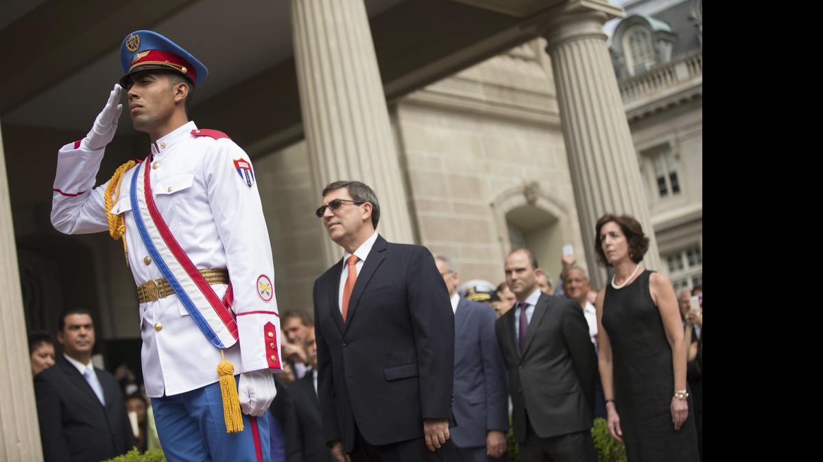 
El canciller cubano, Bruno Rodríguez (c-d) antes de izar la bandera nacional en la que será la embajada del país en Washington, Estados Unidos hoy 20 de julio de 2015. Estados Unidos y Cuba restablen hoy sus relaciones diplomáticas y abren embajadas en las respectivas capitales después de medio siglo de enemistad, un hito que el canciller cubano, Bruno Rodríguez, marcará con una visita histórica a Washington y una reunión con su homólogo John Kerry.
