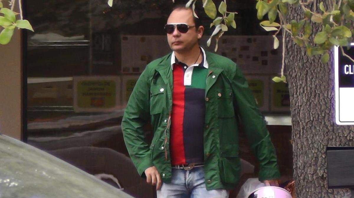 El empresario Raúl Gorrín saliendo de una tienda exclusiva en Coral Gables.