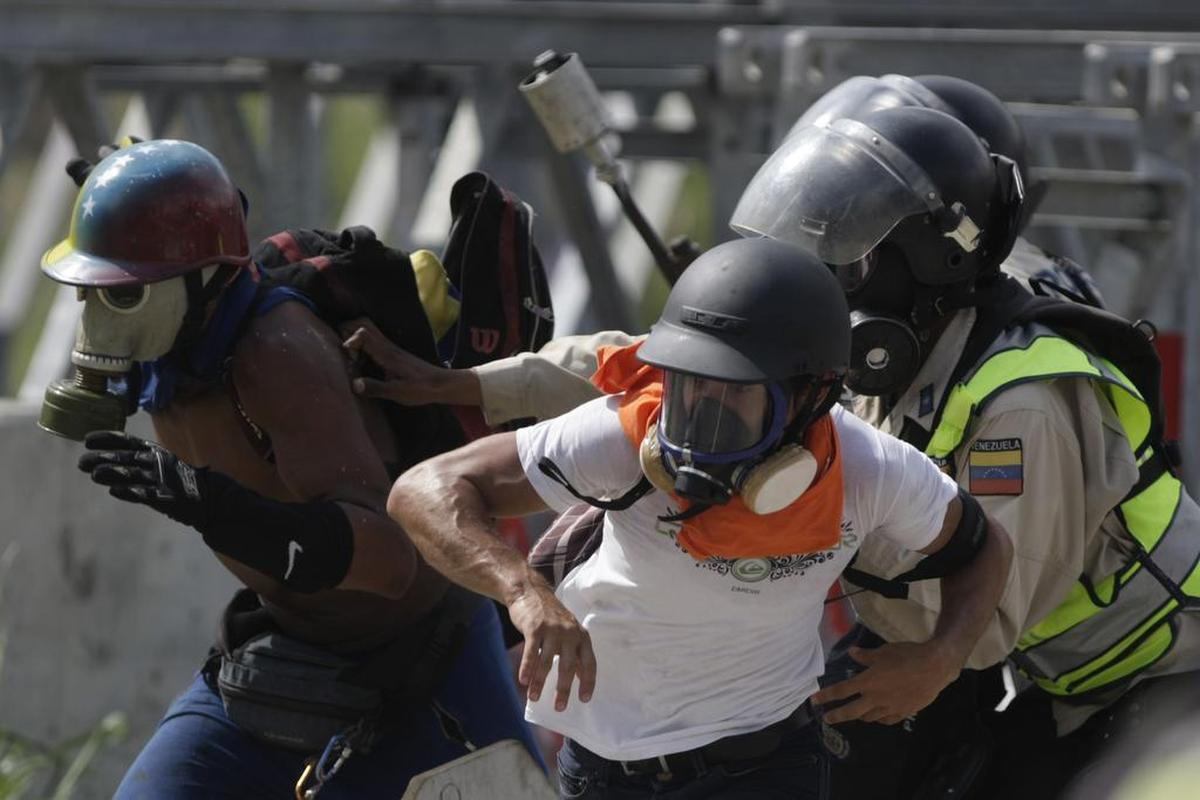 Manifestantes huyen de la policía durante una marcha de la oposición en Caracas, Venezuela, miércoles, 10 de mayo de 2017.