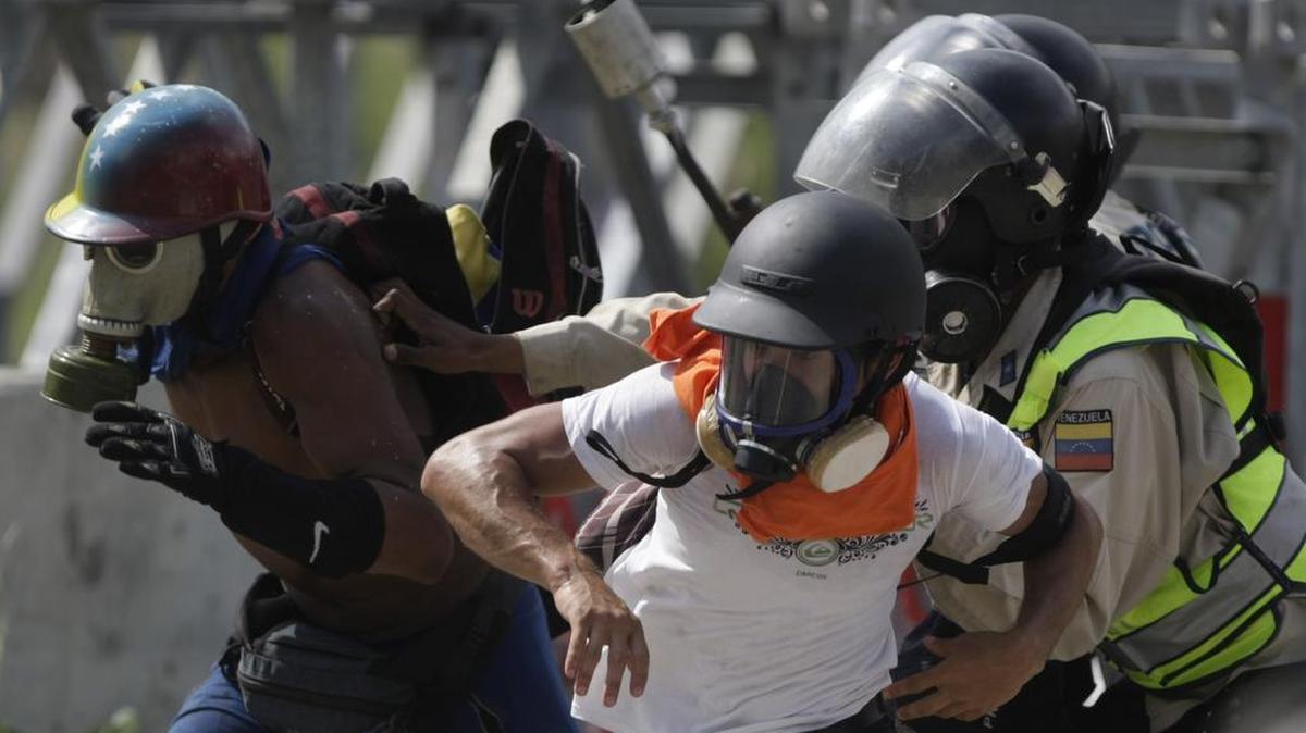 Manifestantes huyen de la policía durante una marcha de la oposición en Caracas, Venezuela, miércoles, 10 de mayo de 2017.