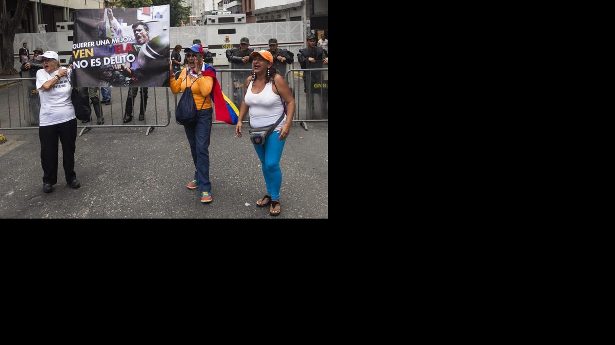 
Unas seguidoras del dirigente opositor venezolano Leopoldo López se manifiestan a las afueras del Palacio de Justicia, el martes en Caracas, Venezuela. 
