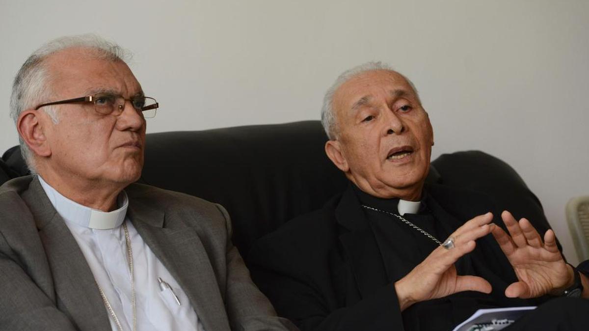 El cardenal Baltazar Porras (izq.) y el presidente de la Conferencia Episcopal Venezolana (CEV), monseñor Diego Padrón, son entrevistados el lunes en Caracas.