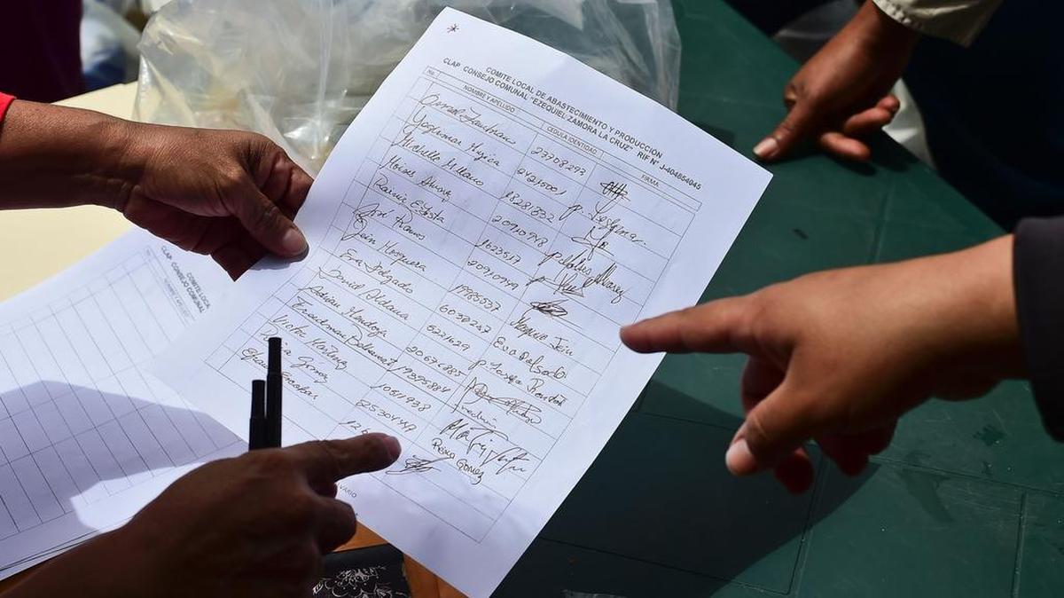 Una lista de los nombres de las personas que compraron productos alimenticios básicos en uno de los centros de distribución de alimentos llamados CLAP (Comités Locales de suministro y producción), las cuales están encabezados por líderes de la comunidad, en el barrio 23 de Enero de Caracas, el 4 de junio de 2016.