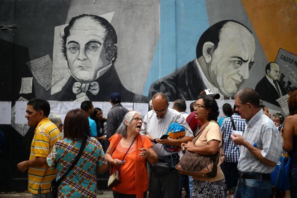 Personas hacen filas para emitir su voto para elegir una Asamblea Constituyente en Caracas el 30 de julio de 2017.