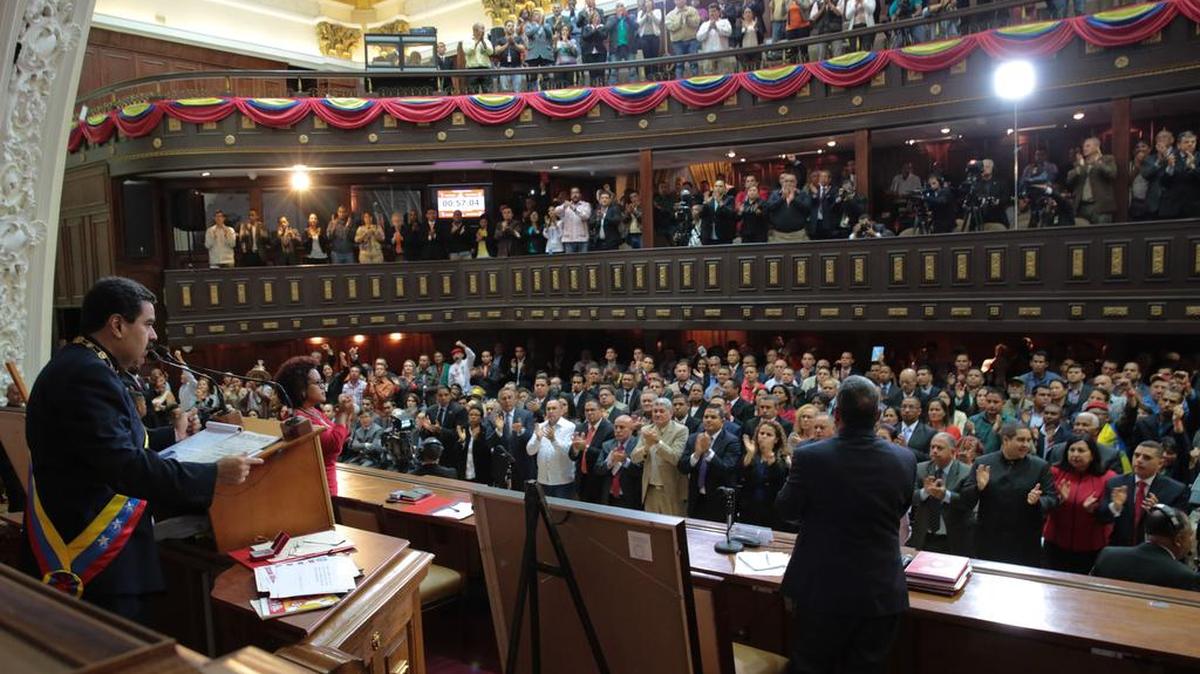 Una fotografía cedida por prensa de Miraflores muestra al presidente de Venezuela, Nicolas Maduro (i), mientras participa en un acto de la Asamblea Nacional Constituyente (ANC) el jueves 10 de agosto de 2017, en Caracas.