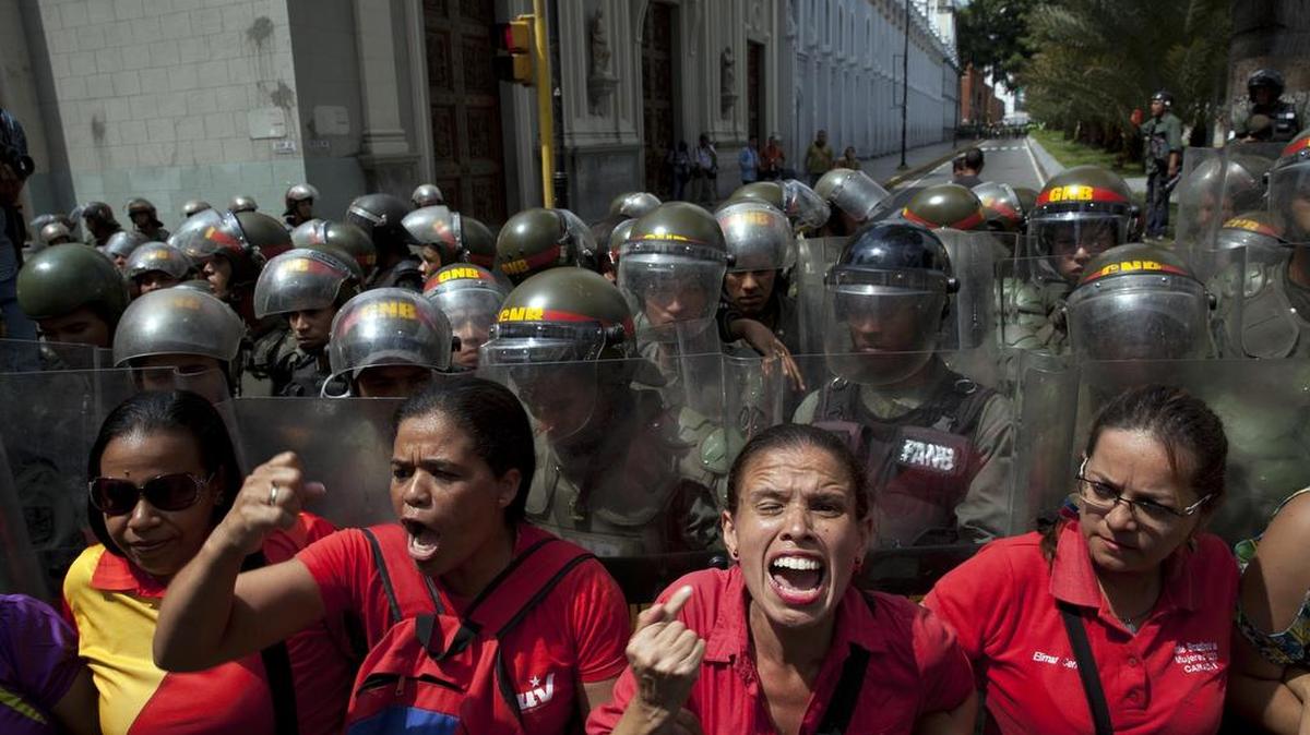 Seguidores del mandatario venezolano Nicolás Maduro protestan frente a la Asamblea Nacional el 27 de octubre en Caracas.