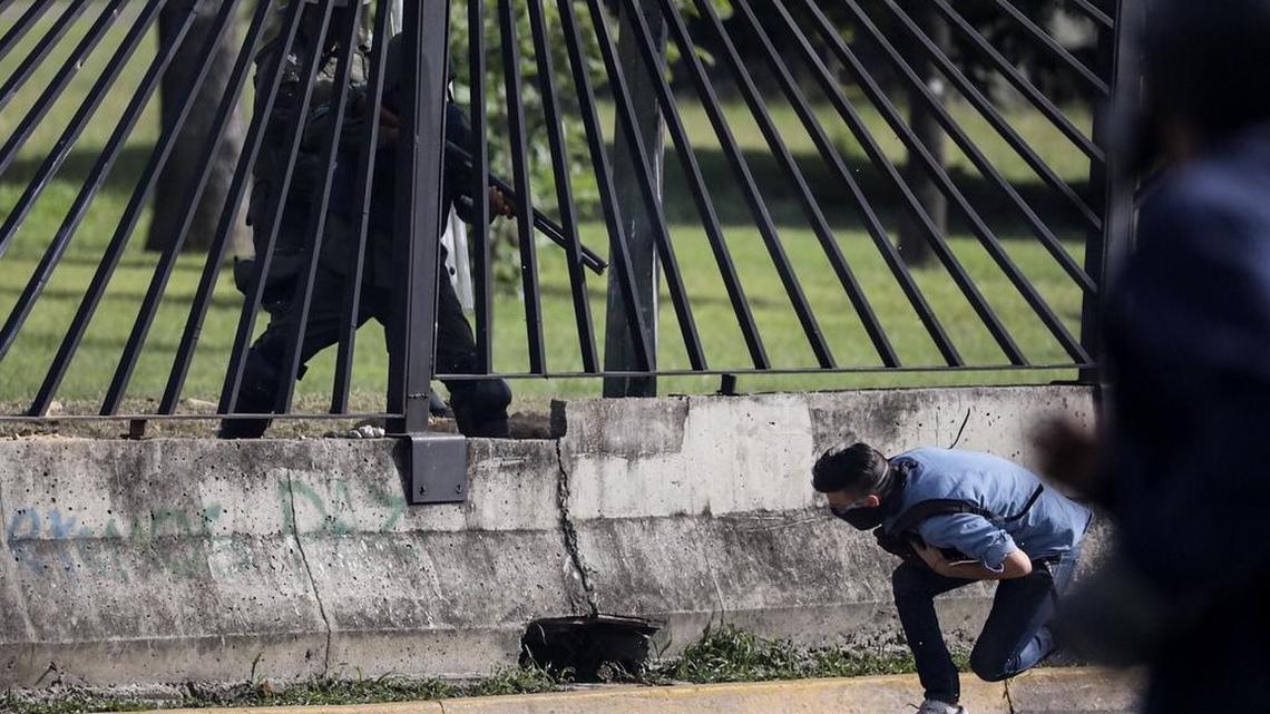 Un miembro de la Guardia Nacional dispara contra David José Vallenilla en las inmediaciones de la base militar La Carlota, en Caracas. Vallenilla murió poco después.