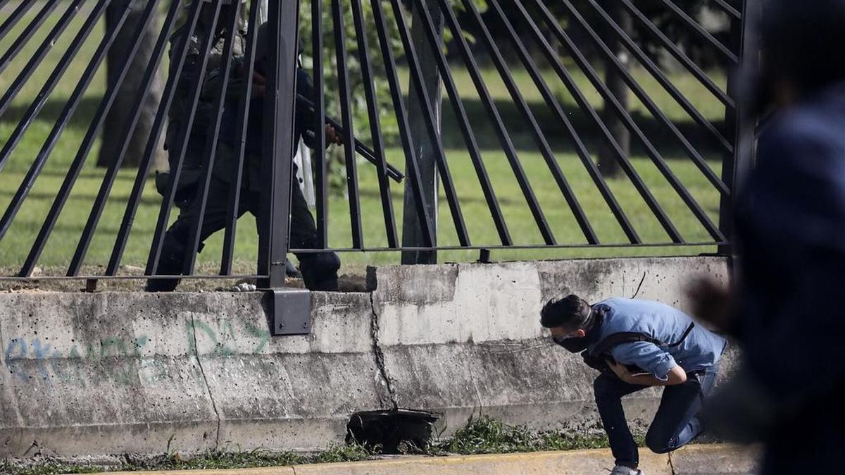 Un miembro de la Guardia Nacional dispara contra David José Vallenilla en las inmediaciones de la base militar La Carlota, en Caracas. Vallenilla murió poco después.