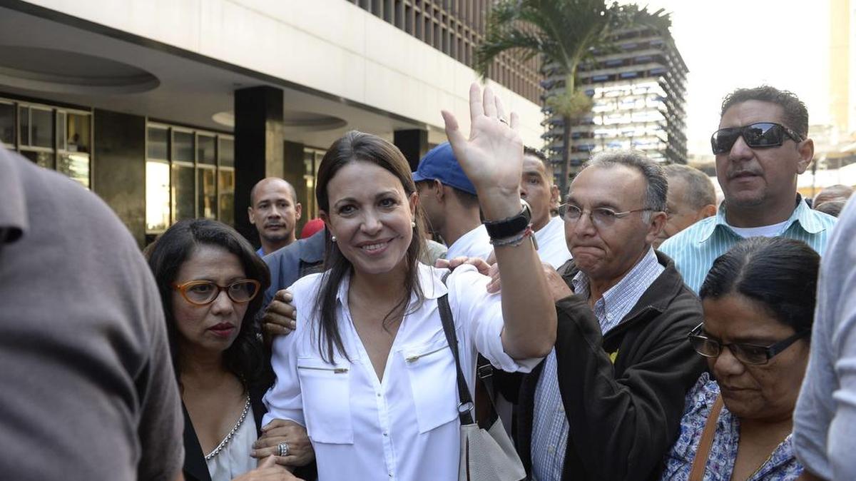 “Si queremos evitar que Venezuela explote, Maduro se tiene que ir”, dijo María Corina Machado, ex diputada venezolana, en una entrevista con el Nuevo Herald. En la imagen, Machado es recibida por simpatizantes el 5 de enero en Caracas.