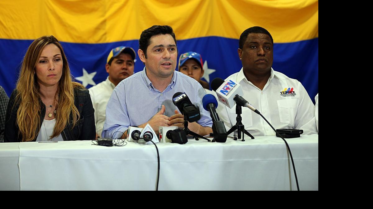 
Fabiola Colmenares (izq.), Carlos Vecchio y José Colina durante la rueda de prensa realizada este jueves.


