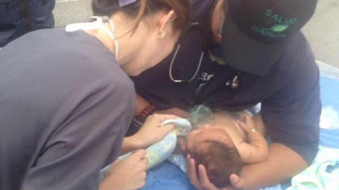 Imagen compartida en Twitter por el diputado opositor Freddy Guevara que muestra a un bebé de un mes recibiendo atención médica el lunes 10 de abril de 2017 en Caracas, Venezuela.