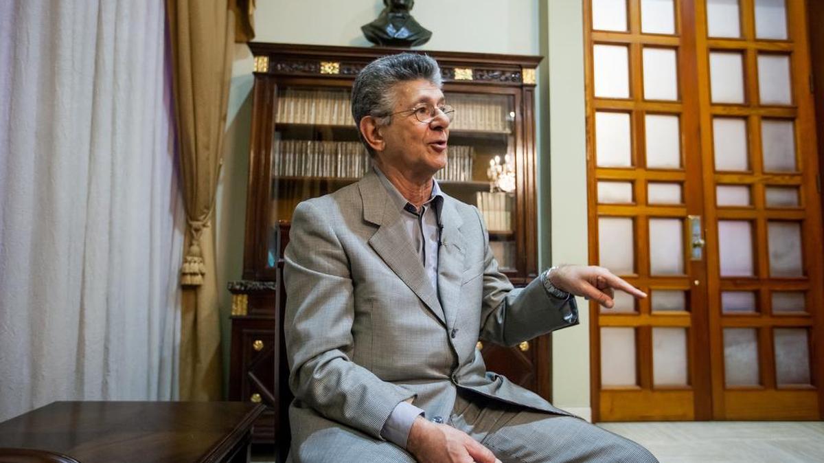 Fotografía del lunes 15 de febrero de 2016, del presidente de la Asamblea Nacional de Venezuela, Henry Ramos Allup, mientras habla durante una entrevista con Efe en Caracas (Venezuela).