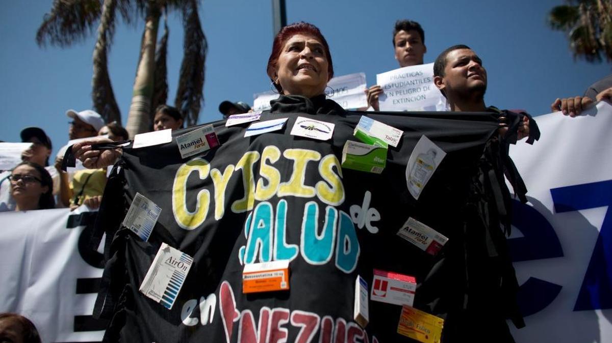 Una mujer muestra una pancarta que denuncia la falta de medicamentos en una protesta en Venezuela, en febrero del 2016.