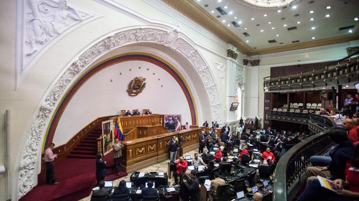 La respuesta del oficialismo ante su inédita derrota electoral ha incluido la instalación de un “parlamento comunal” previsto en una ley dictada en 2010 por el fallecido Hugo Chávez (1999-2013) y con el cual el oficialismo buscaría hacer contrapeso a la oposición.