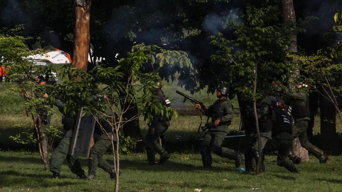 Autoridades lanzan gases lacrimógenos a manifestantes el viernes 23 de junio de 2017, durante una protesta en Caracas, Venezuela.