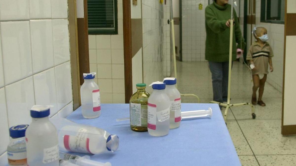 
Una mesa con medicinas para el tratamiento de cáncer en los niños en un pasillo de la Fundación Amigos del Niño con Cáncer, en esta imagen de archivo.
