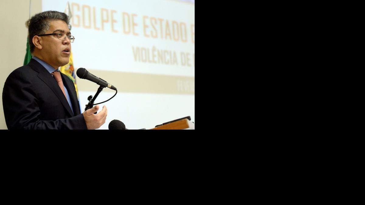
El ministro venezolano de las Comunas Elías Jaua da una rueda de prensa en Brasilia el 28 de febrero, cuando era ministro de Relaciones Exteriores. Su niñera fue detenida el 24 de octubre en el aeropuerto de Sao Paulo por tener un arma cargada, y se le dictó prisión preventiva.
