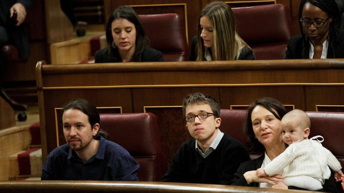 El líder de Podemos, Pablo Iglesias (izq.), junto a miembros Iñigo Érrejón y Carolina Bescansa, en el parlamento español el 13 de enero de 2016.