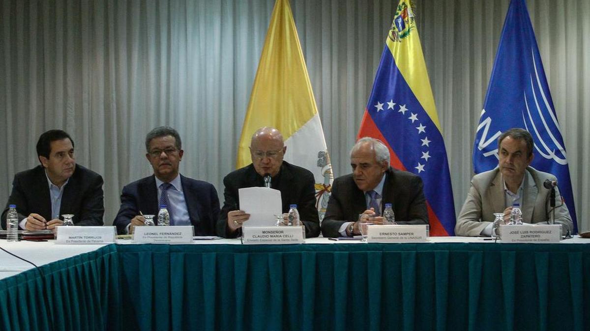 El expresidente de Panamá, Orlando Torrijos; el expresidente de República Dominicana, Leonel Fernández; el enviado especial del Vaticano, el monseñor Claudio María Celli; el secretario general de la Unasur, el expresidente colombiano, Ernesto Samper y el ex jefe del Gobierno español, José Luis Rodríguez Zapatero, durante una reunión de representantes de Gobierno de Venezuela y la oposición, con mediadores del Vaticano y Unasur el viernes 11 de noviembre de 2016, en Caracas (Venezuela).
