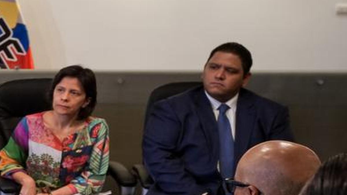 El rector del Consejo Nacional Electoral de Venezuela, Luis Emilio Rondón, primero de derecha a izquierda, junto a las demás rectoras, en una foto del 2 de mayo de 2016, en Caracas.