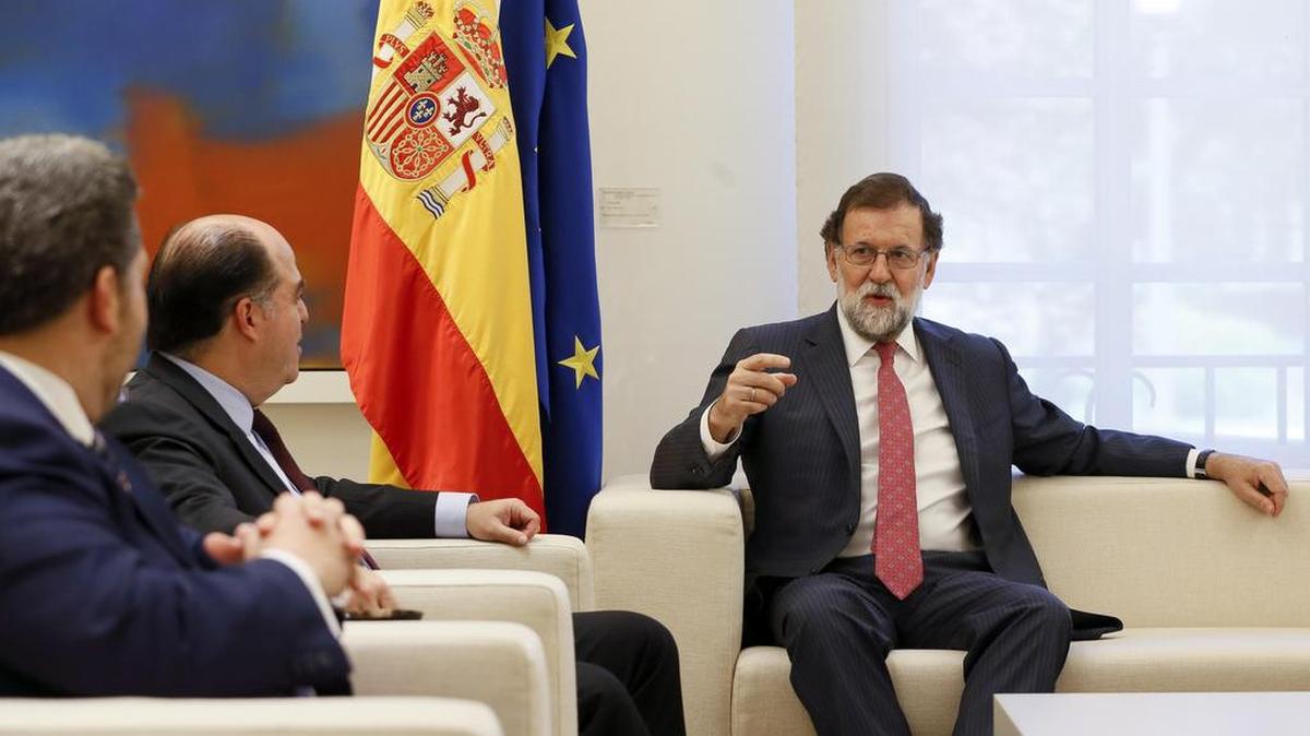 El presidente del Gobierno de España, Mariano Rajoy (der.), durante la reunión que mantuvo con el presidente de la Asamblea Nacional de Venezuela, Julio Borges (2do der.), el martes en el Palacio de La Moncloa en Madrid.