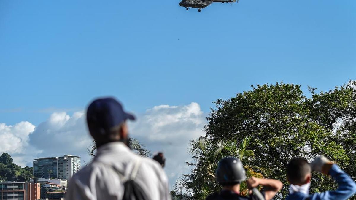 Un helicóptero venezolano de fabricación rusa Mi-17 sobrevuela la ciudad durante una protesta contra el gobierno en Caracas el 4 de julio de 2017.