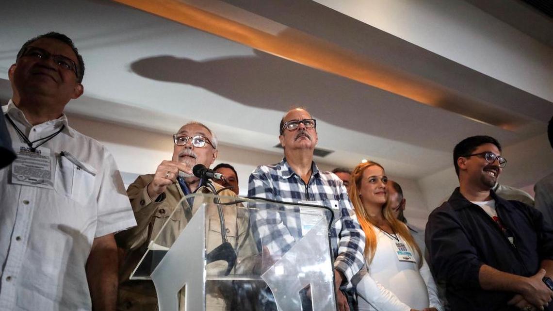 El ex secretario general de la Mesa de Unidad Democrática (MUD) Ramón Guillermo Aveledo (2d) ofrece declaraciones a periodistas en el comando de campaña de la MUD acompañado por Lilian Tintori (2i), esposa del líder opositor venezolano privado de libertad Leopoldo López, este domingo 15 de octubre de 2017, en Caracas, Venezuela.