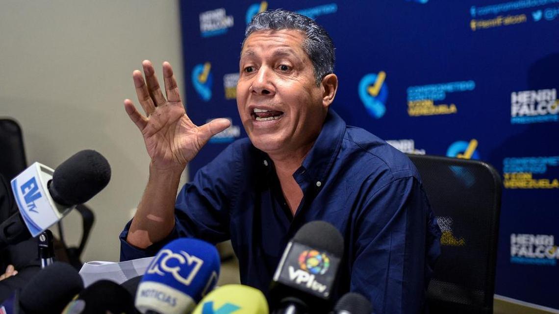 El candidato presidencial opositor, Henri Falcón, habla durante una rueda de prensa el lunes 09 de abril de 2018, en Caracas (Venezuela).