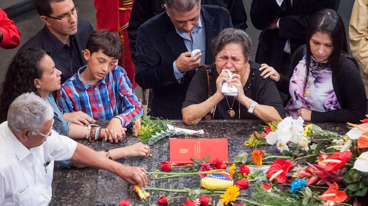 Elena Frías de Chávez (2-d) madre del fallecido presidente venezolano Hugo Chávez llora junto a la tumba durante un homenaje hoy, sábado 5 de marzo de 2016, en El Cuartel De La Montaña, en la ciudad de Caracas (Venezuela). Los diez días de homenajes a Hugo Chávez a tres años de su deceso comenzaron hoy en Caracas bajo el liderazgo de su sucesor, Nicolás Maduro, y junto a algunos de sus colegas de la región.