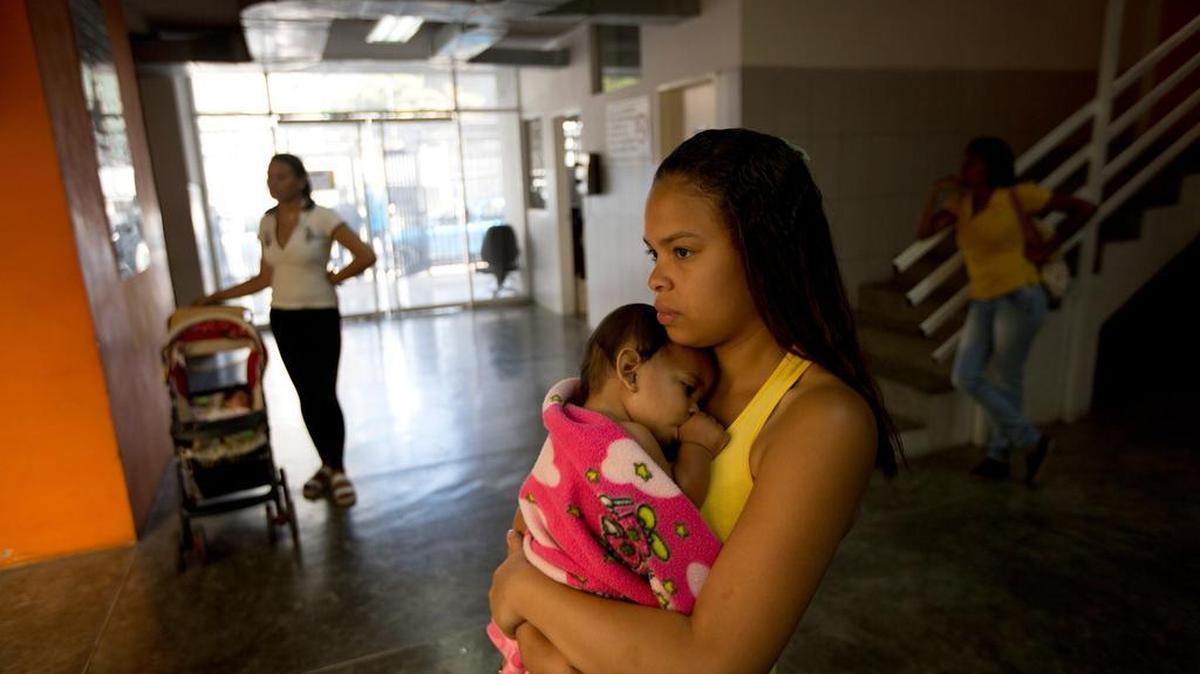 Una madre espera para ser atendida en un centro médico en Petare, Caracas, en febrero del 2016.