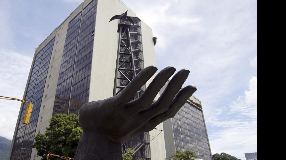 
La estatal Petróleos de Venezuela recibe cada vez menos ingresos ante los reducidos niveles de exportación y la drástica caída de los precios internacionales del crudo. Pese a que el régimen de Nicolás Maduro esbozó un cuadro alentador en el último informe de gestión de la empresa estatal, los expertos consideran que los números presentados son dignos de una obra de ficción.
