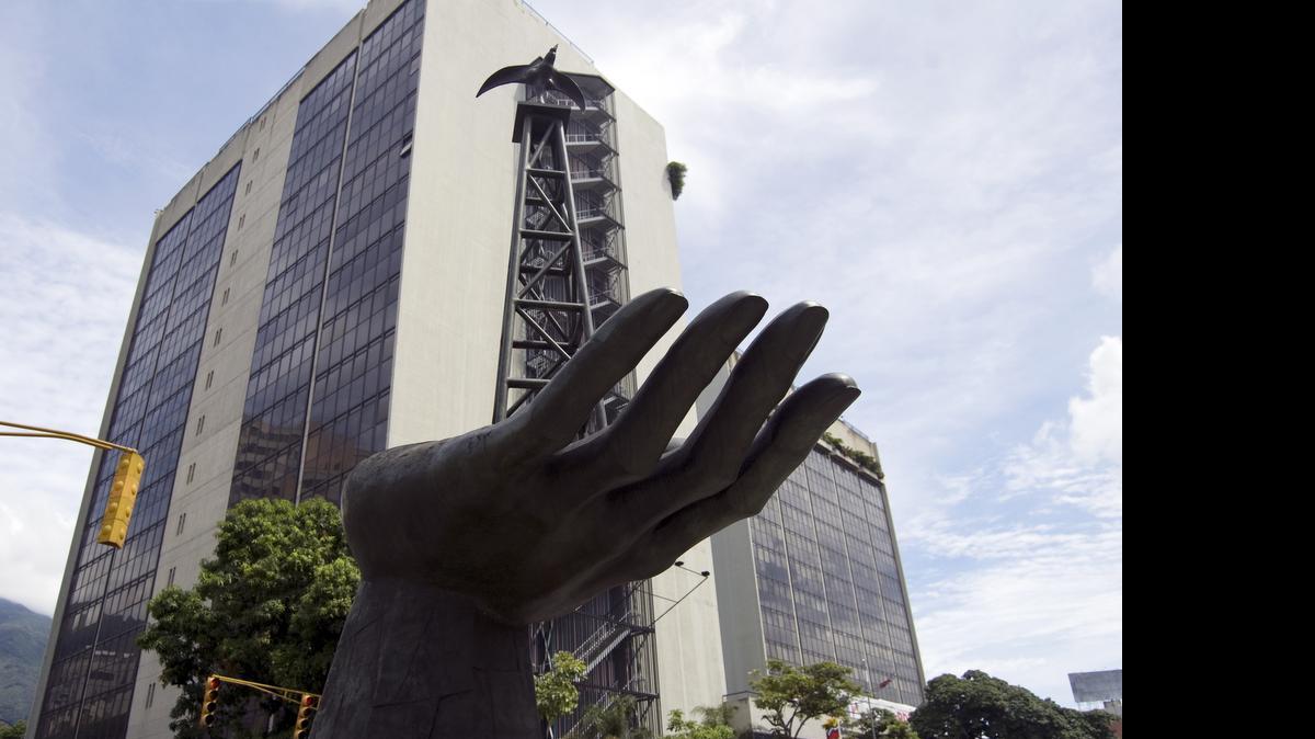 
La estatal Petróleos de Venezuela recibe cada vez menos ingresos ante los reducidos niveles de exportación y la drástica caída de los precios internacionales del crudo. Pese a que el régimen de Nicolás Maduro esbozó un cuadro alentador en el último informe de gestión de la empresa estatal, los expertos consideran que los números presentados son dignos de una obra de ficción.
