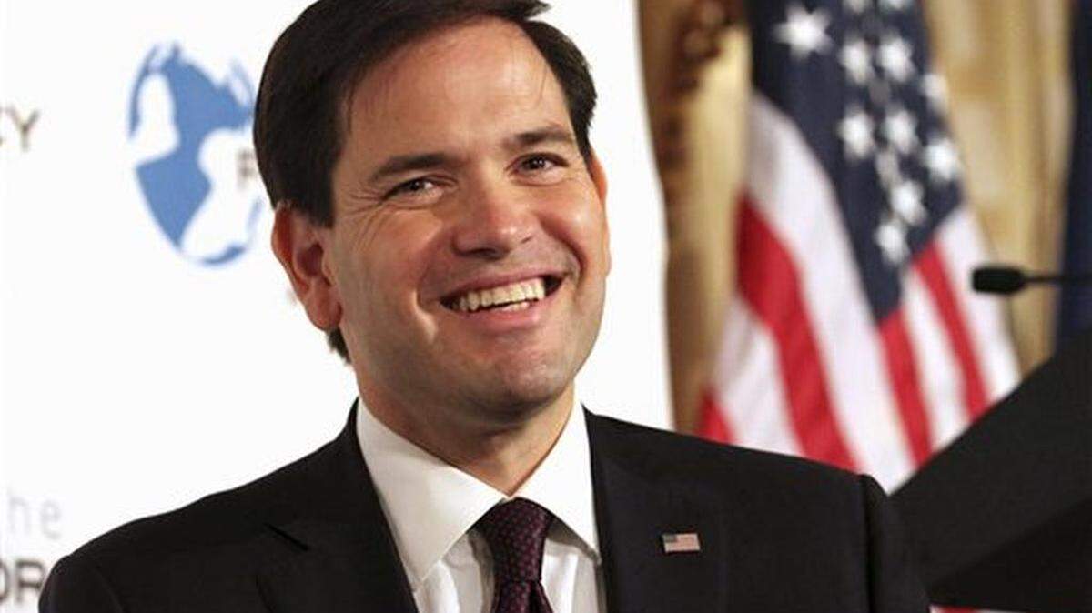 En esta imagen del viernes 14 de agosto de 2015, el aspirante a la candidatura republicana a la presidencia Marco Rubio, senador republicano por Florida, sonríe durante un acto ofrecido por la Iniciativa de Política Exterior en Nueva York. La campaña de avance pausado de Rubio ha causado sorpresa en el partido.