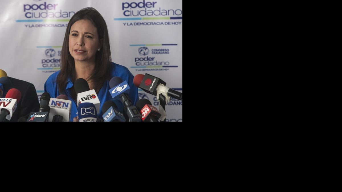 
La exdiputada y dirigente opositora venezolana María Corina Machado asiste a una rueda de prensa hoy, jueves 15 de enero de 2015, en Caracas (Venezuela). Los expresidentes Andrés Pastrana, de Colombia, Felipe Calderón, de México, y Sebastián Piñera, de Chile, asistirán en Caracas el 26 de enero a un foro organizado por dirigentes opositores al Gobierno venezolano, informó Machado.
