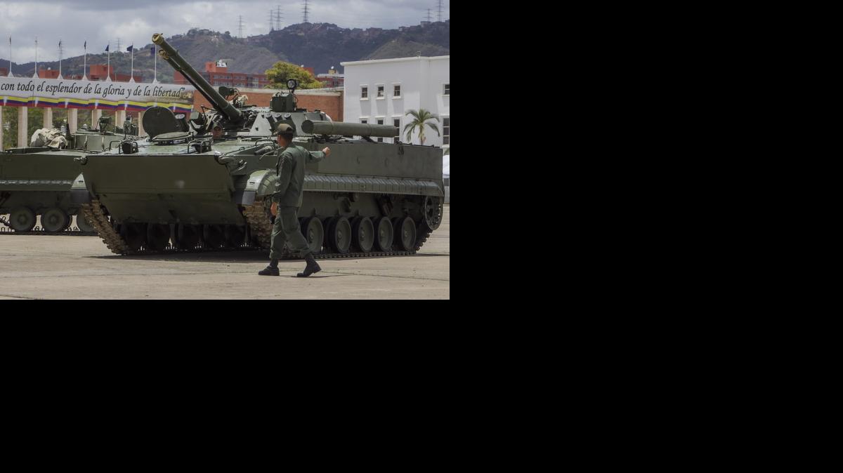 
Fotografía de un vehículo blindado durante un ejercicio militar en Caracas (Venezuela). El "ejercicio militar defensivo" ordenado por el presidente de Venezuela, Nicolás Maduro, arrancó hoy con la movilización de 80.000 soldados y 20.000 civiles, anunció el ministro de Defensa y jefe de la Fuerza Armada Nacional Bolivariana (FANB), general Vladimir Padrino López.
