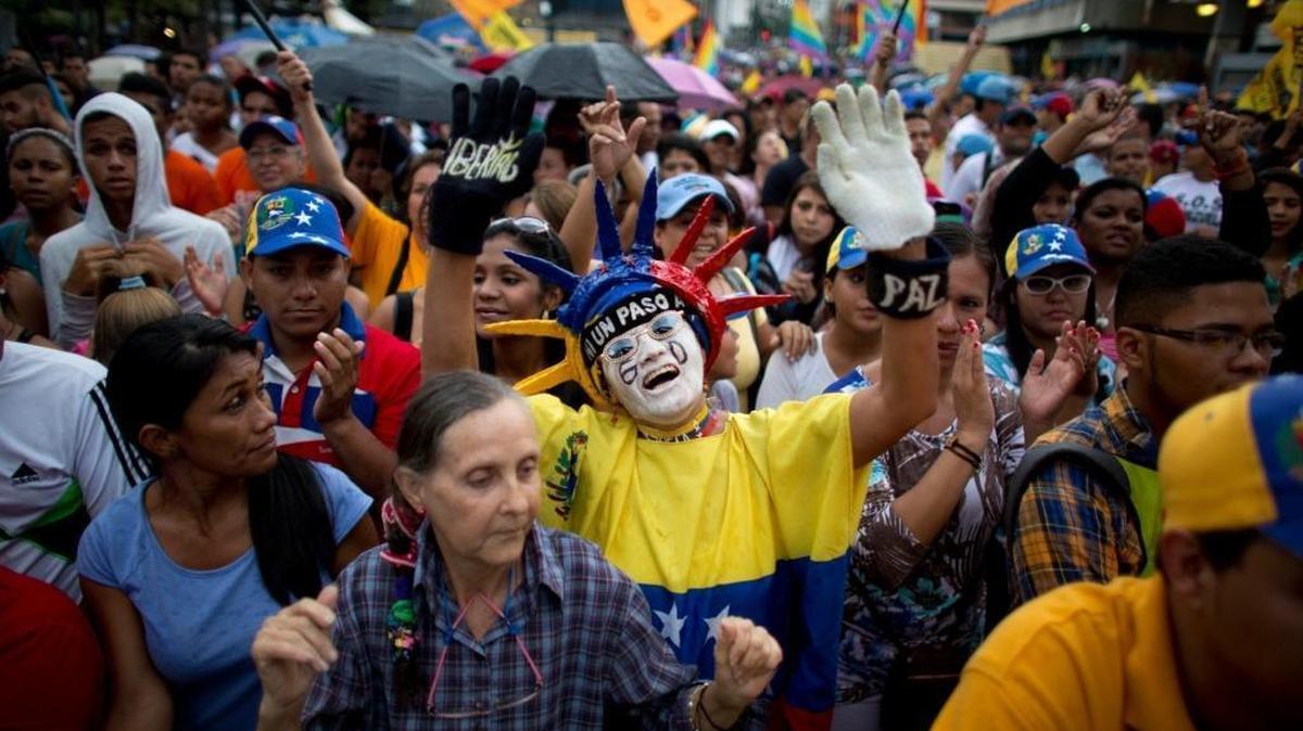 Simpatizantes de la Mesa de la Unidad Democrática (MUD) durante el cierre de campaña en Caracas el 3 de diciembre del 2015.