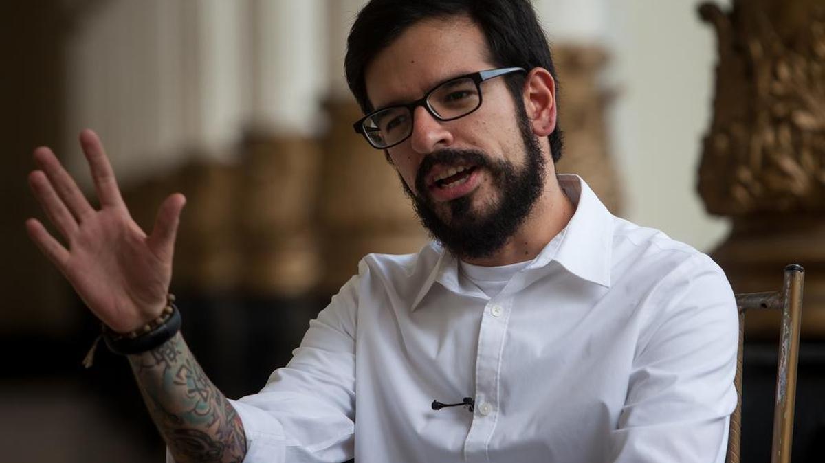 Fotografía del 10 de marzo de 2016, del diputado de la Asamblea Nacional (AN) por la coalición opositora al gobierno nacional Mesa de Unidad Democrática (MUD), Miguel Pizarro, durante una entrevista a la agencia Efe en el Palacio Federal Legislativo en Caracas (Venezuela).