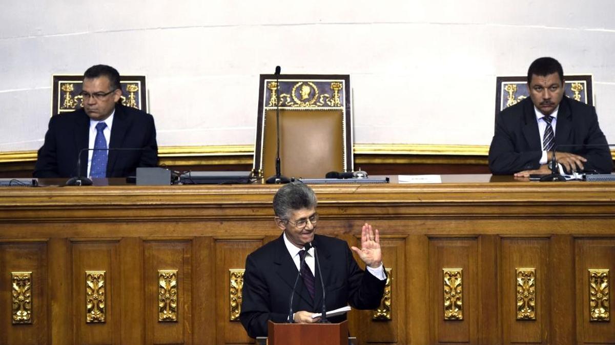 El nuevo presidente del Parlamento venezolano, Henry Ramos Allup (cen.), junto con el primer vicepresidente del Congreso, Enrique Márquez (izq.) y el segundo vicepresidente, Simón Calzadilla, el martes en la ceremonia de juramento.