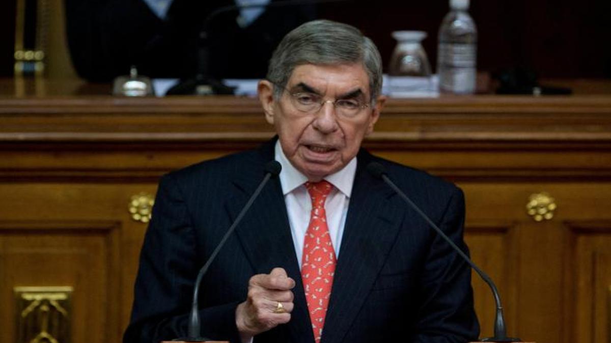 El premio Nobel de la Paz y ex presidente de Costa Rica, Oscar Arias habla en la Asamblea Nacional venezolana en Caracas.