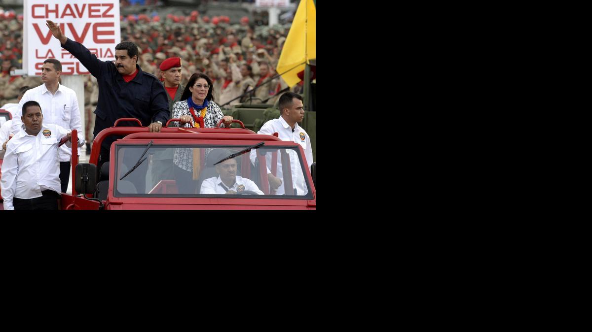 
El presidente venezolano Nicolás Maduro y su esposa, Cilia Flores, saludan durante la celebración del quinto aniversario de la creación de las Milicias Bolivarianas el lunes, en Caracas. 
