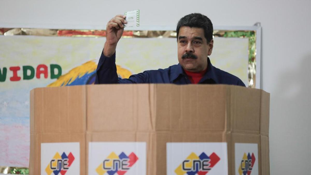 Fotografía cedida por prensa de Miraflores donde se observa al presidente de Venezuela, Nicolás Maduro, quien participa en las elecciones municipales el 10 de diciembre de 2017, en Caracas (Venezuela).