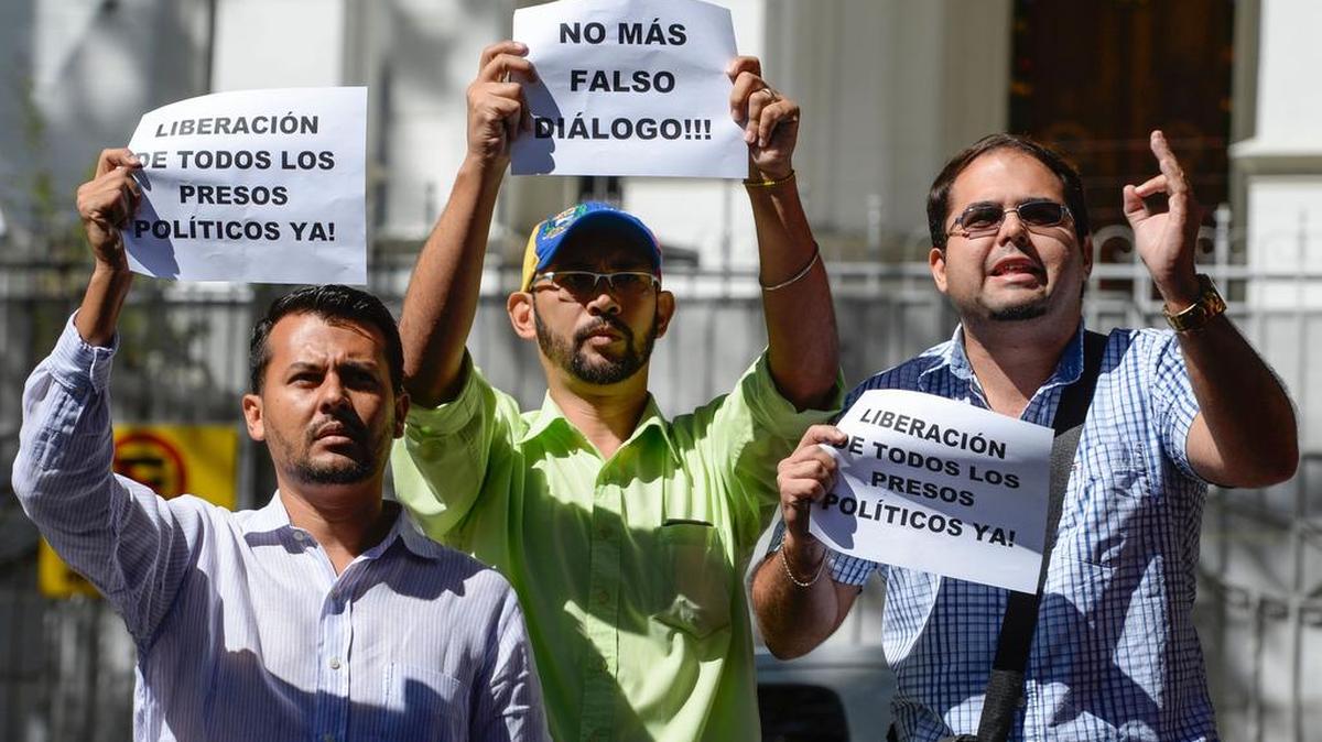 Activistas de la oposición en Venezuela gritan consignas exigiendo que el gobierno izquierdista de Nicolás Maduro ordene la liberación de presos políticos, fuera de la Nunciatura en Caracas, el 6 de diciembre de 2016.